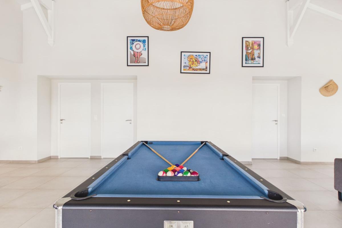 Location villa martinique 13 personnes 4 chambres - salle de vie billard